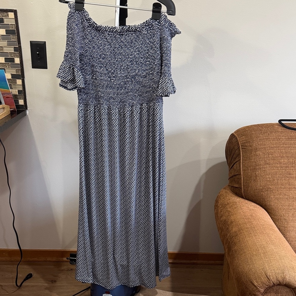 Vince Camuto Navy and White can be put on both Shoulders  Dress or straight acro